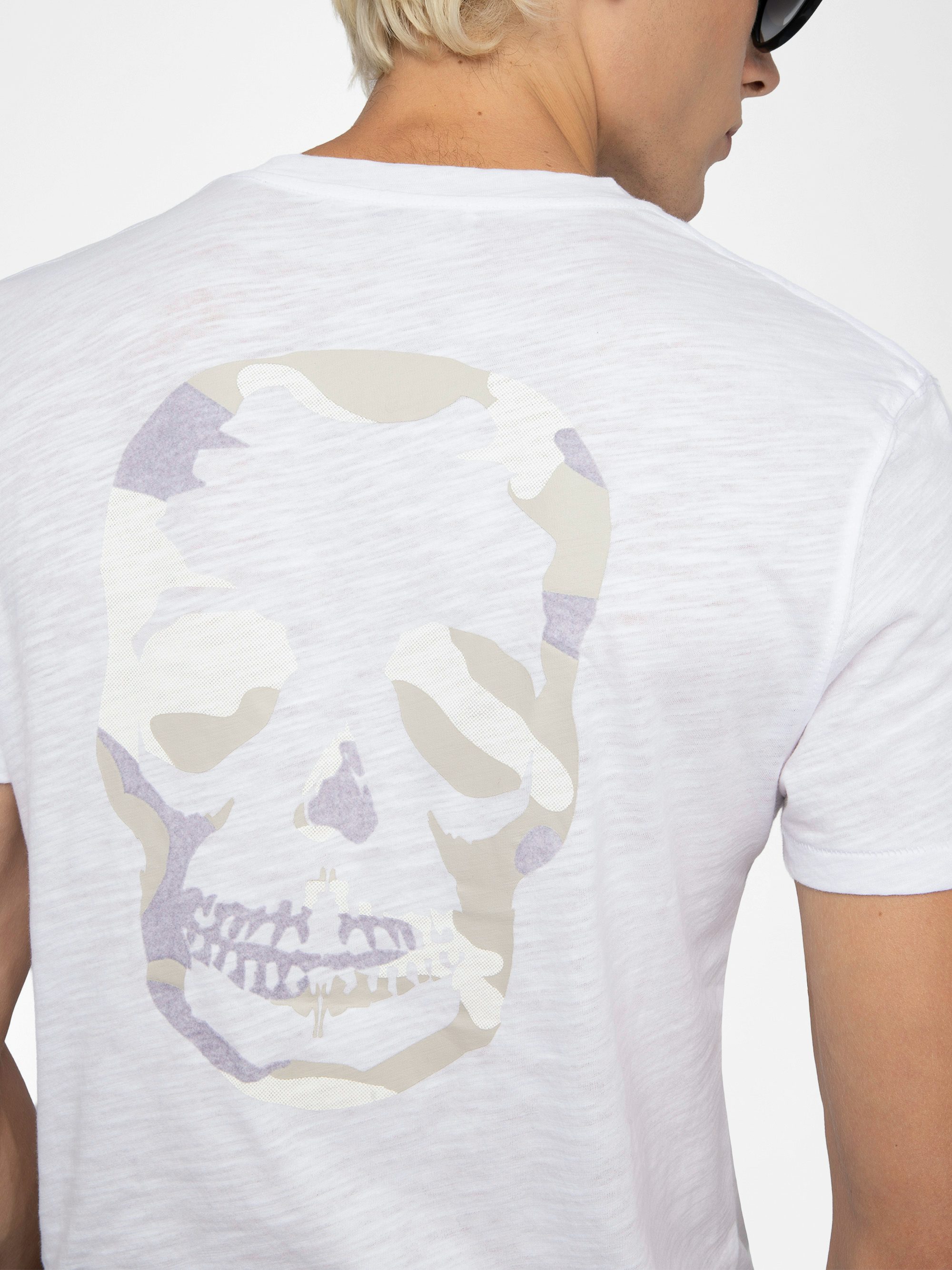 T-Shirt Stockholm - T-Shirt mit kurzen Ärmeln, Totenkopf-Print auf der Rückseite und Brusttasche vorne.